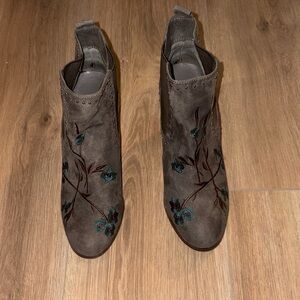 Vintage Crown embroidered boots, size 7 1/2M.
